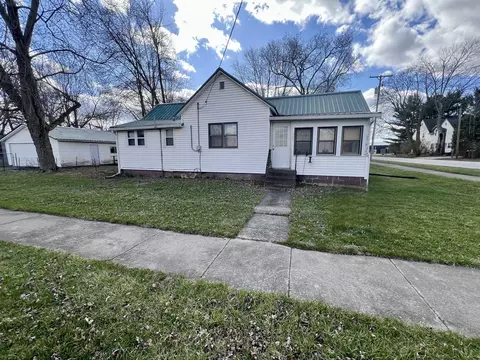 101 S 4th St, Sadorus, IL 61872