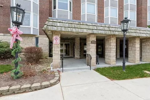 600 Thames Pkwy #2E, Park Ridge, IL 60068