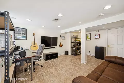 681 Rose Ave, Des Plaines, IL 60016 photo 9