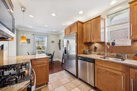 681 Rose Ave, Des Plaines, IL 60016 photo 4