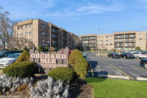1400 N Elmhurst Rd #211, Mount Prospect, IL 60056