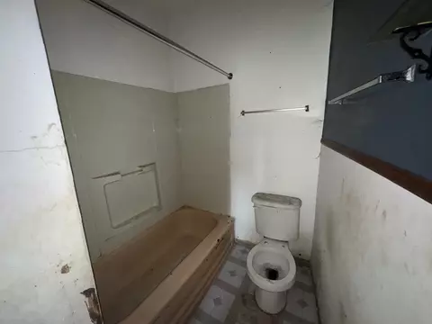 Bath - 5218 S Lowe Ave, Chicago, IL 60609 photo 1 of 2