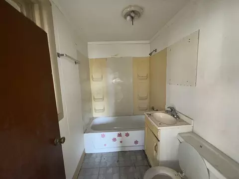 Bath - 5218 S Lowe Ave, Chicago, IL 60609 photo 2 of 2