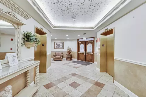 Entry Way - 1 Itasca Pl #410, Itasca, IL 60143 photo 2 of 4