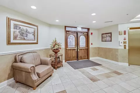 Entry Way - 1 Itasca Pl #410, Itasca, IL 60143 photo 1 of 4