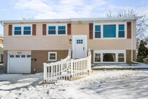 9029 Maple Ln, Hickory Hills, IL 60457