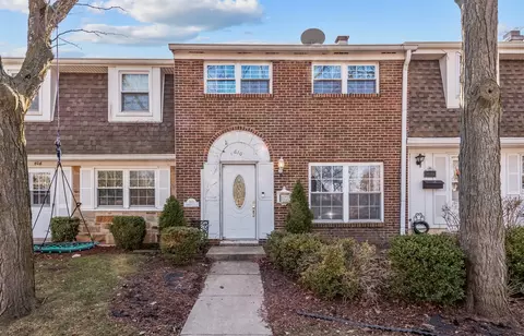 810 Bishop Ct, Schaumburg, IL 60194