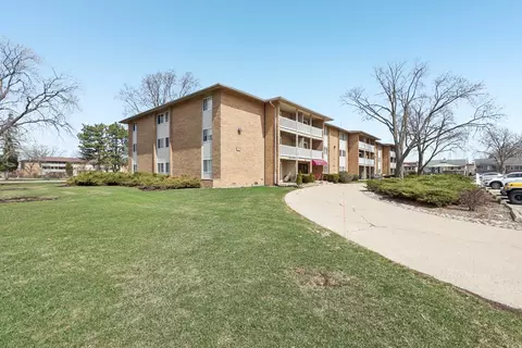 960 Beau Dr #111, Des Plaines, IL 60016
