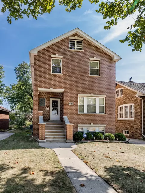 6752 Riverside Dr, Berwyn, IL 60402
