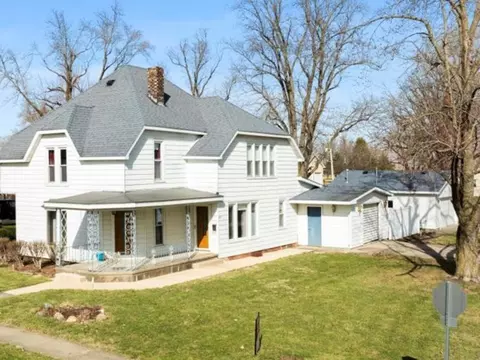 400 S 2nd St, Wapella, IL 61777
