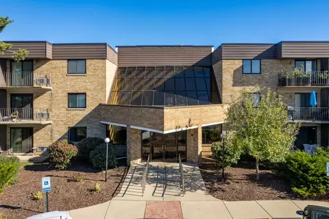 5450 Astor Ln #117, Rolling Meadows, IL 60008