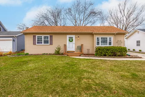 200 Basswood Dr, North Aurora, IL 60542