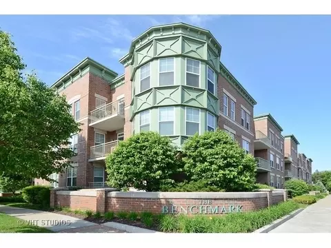 132 W Johnson St #104, Palatine, IL 60067