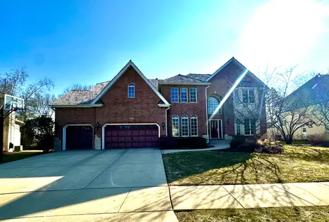 39 Oak Bluff Ct, Naperville, IL 60565