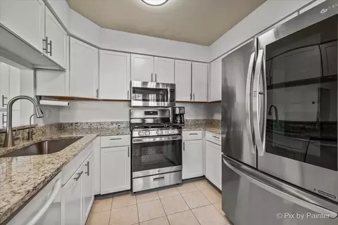 Kitchen - 4547 Burnham Dr, Hoffman Estates, IL 60192 photo 2 of 2