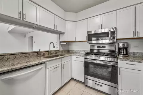 Kitchen - 4547 Burnham Dr, Hoffman Estates, IL 60192 photo 1 of 2