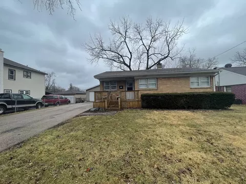 833 North Ave, Aurora, IL 60505