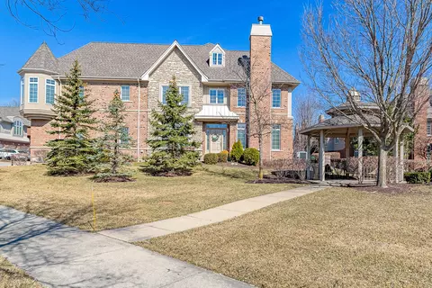 151 Roundtree Ct, Bloomingdale, IL 60108