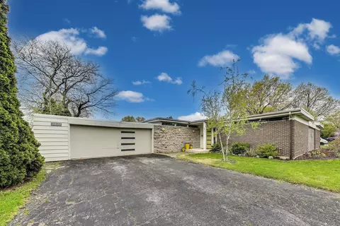 2800 S Briarwood Dr W, Arlington Heights, IL 60005