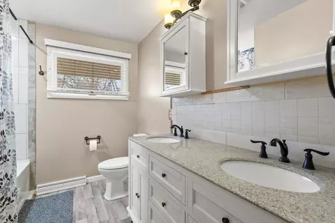 Bath - 142 Forest Park Rd, Ottawa, IL 61350 photo 2 of 3