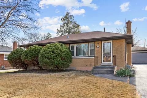 25 W 55th Pl, Westmont, IL 60559