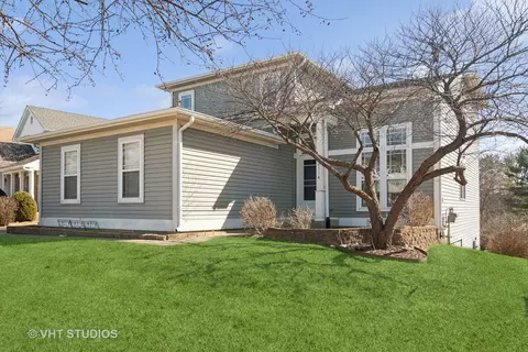 2114 Greenview Dr, Woodstock, IL 60098