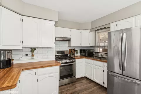 Kitchen - 5414 Thelen Ave, Mchenry, IL 60050 photo 2 of 3