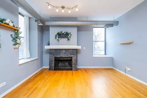 Living - 811 S Lytle St #213, Chicago, IL 60607 photo 1 of 4