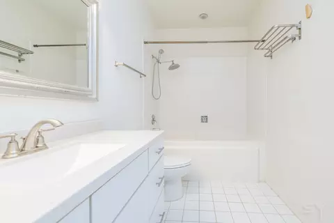 Bath - 811 S Lytle St #213, Chicago, IL 60607 photo 2 of 3