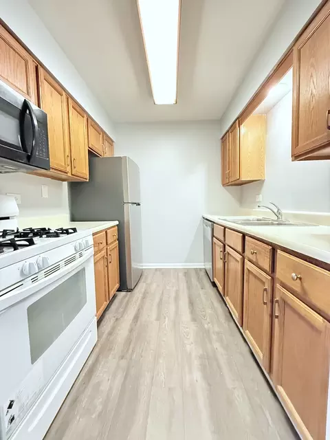 Kitchen - 218 E Bailey Rd #M, Naperville, IL 60565 photo 1 of 1