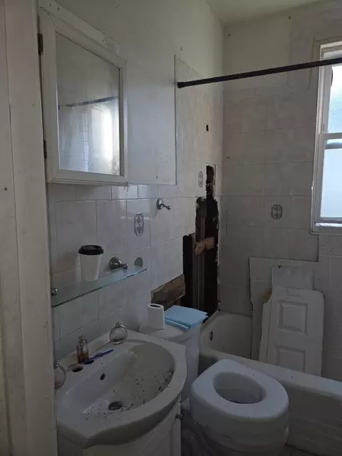 Bath - 8121 S Coles Ave, Chicago, IL 60617 photo 1 of 2