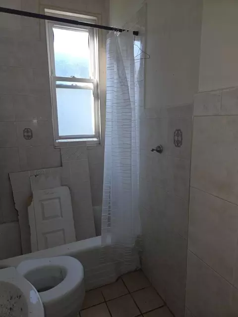Bath - 8121 S Coles Ave, Chicago, IL 60617 photo 2 of 2