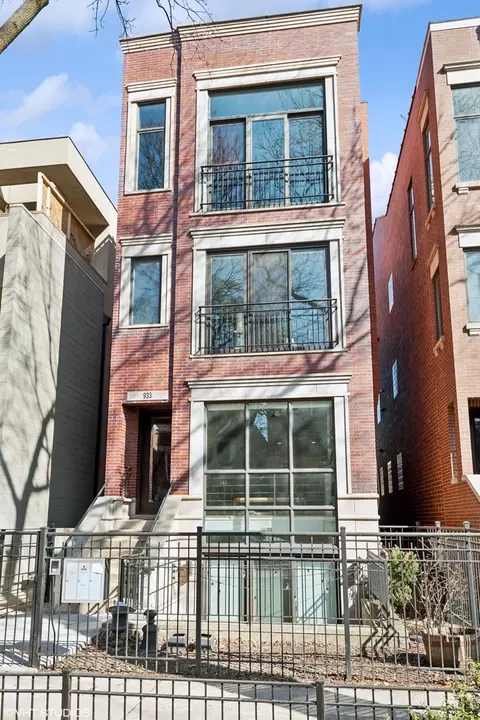 933 N Wolcott Ave #2, Chicago, IL 60622