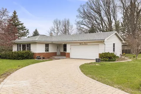 5716 Kingston Ave, Lisle, IL 60532