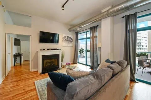 Living - 910 W Madison St #501, Chicago, IL 60607 photo 1 of 2
