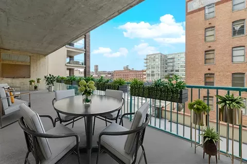 Exterior - 910 W Madison St #501, Chicago, IL 60607 photo 1 of 2