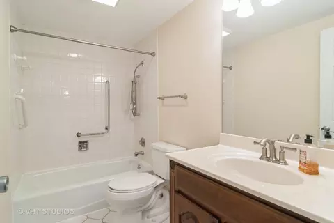 Bath - Undisclosed, Des Plaines, IL 60016 photo 1 of 1