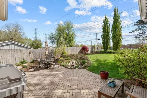 Exterior - 403 Crest Dr, Cary, IL 60013 photo 5 of 7