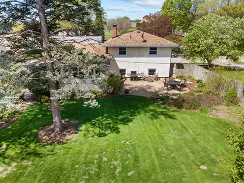 Exterior - 403 Crest Dr, Cary, IL 60013 photo 2 of 7
