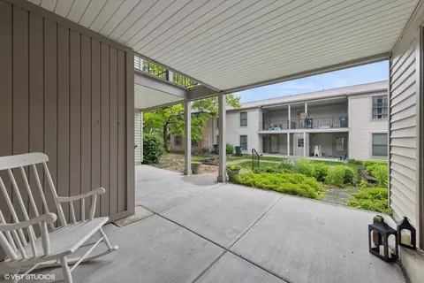 1769 Sessions Walk #D, Hoffman Estates, IL 60169