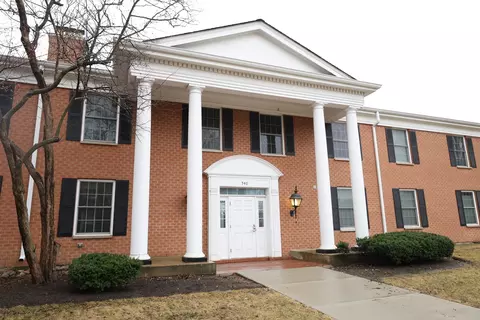 540 Devonshire Ln #9, Crystal Lake, IL 60014