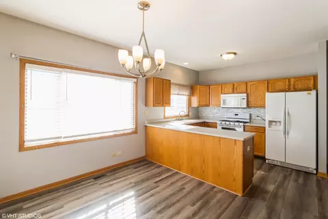 1326 Dancing Bear Ln, Elgin, IL 60120 photo 4
