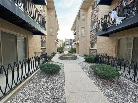 6858 N Northwest Hwy #2D, Chicago, IL 60631
