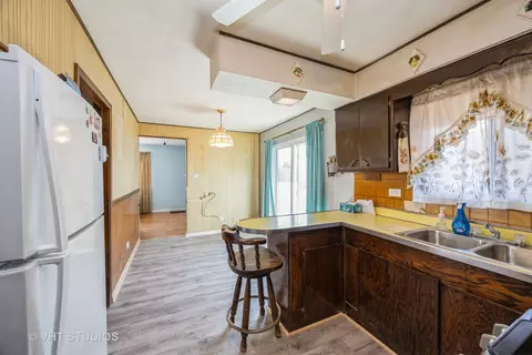 Kitchen - 5404 State Rd, Burbank, IL 60459 photo 2 of 2