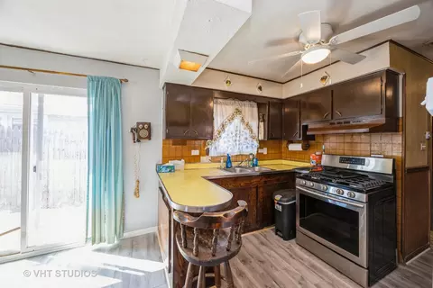 Kitchen - 5404 State Rd, Burbank, IL 60459 photo 1 of 2