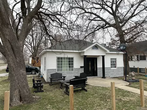 412 W Harrison St, Villa Grove, IL 61956