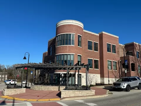 88 Park Ave #5, Clarendon Hills, IL 60514
