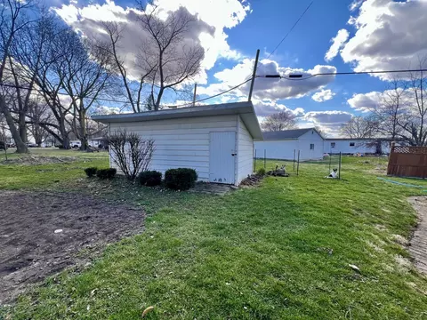 Exterior - 402 N Gray St, Sidell, IL 61876 photo 7 of 8