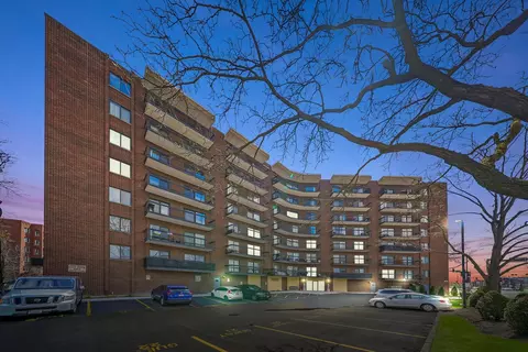 711 S River Rd #710, Des Plaines, IL 60016