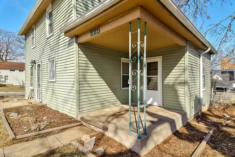 Exterior - 225 W 5th St W, Pecatonica, IL 61063 photo 2 of 6
